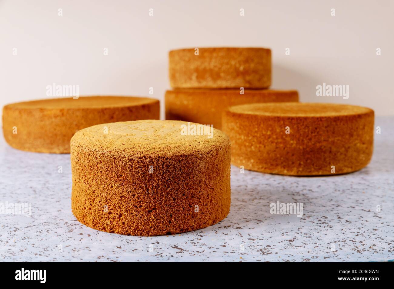 Hausgemachte verschiedene Größen Biskuit Kuchen auf dem Tisch. Stockfoto