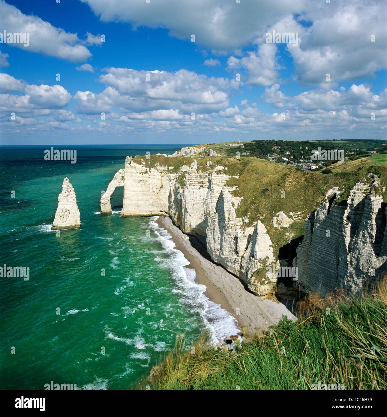 Die weißen Klippen und Porte d'Aval Bogen und L'Aiguille Säule, Etretat, Normandie, Frankreich, Europa Stockfoto