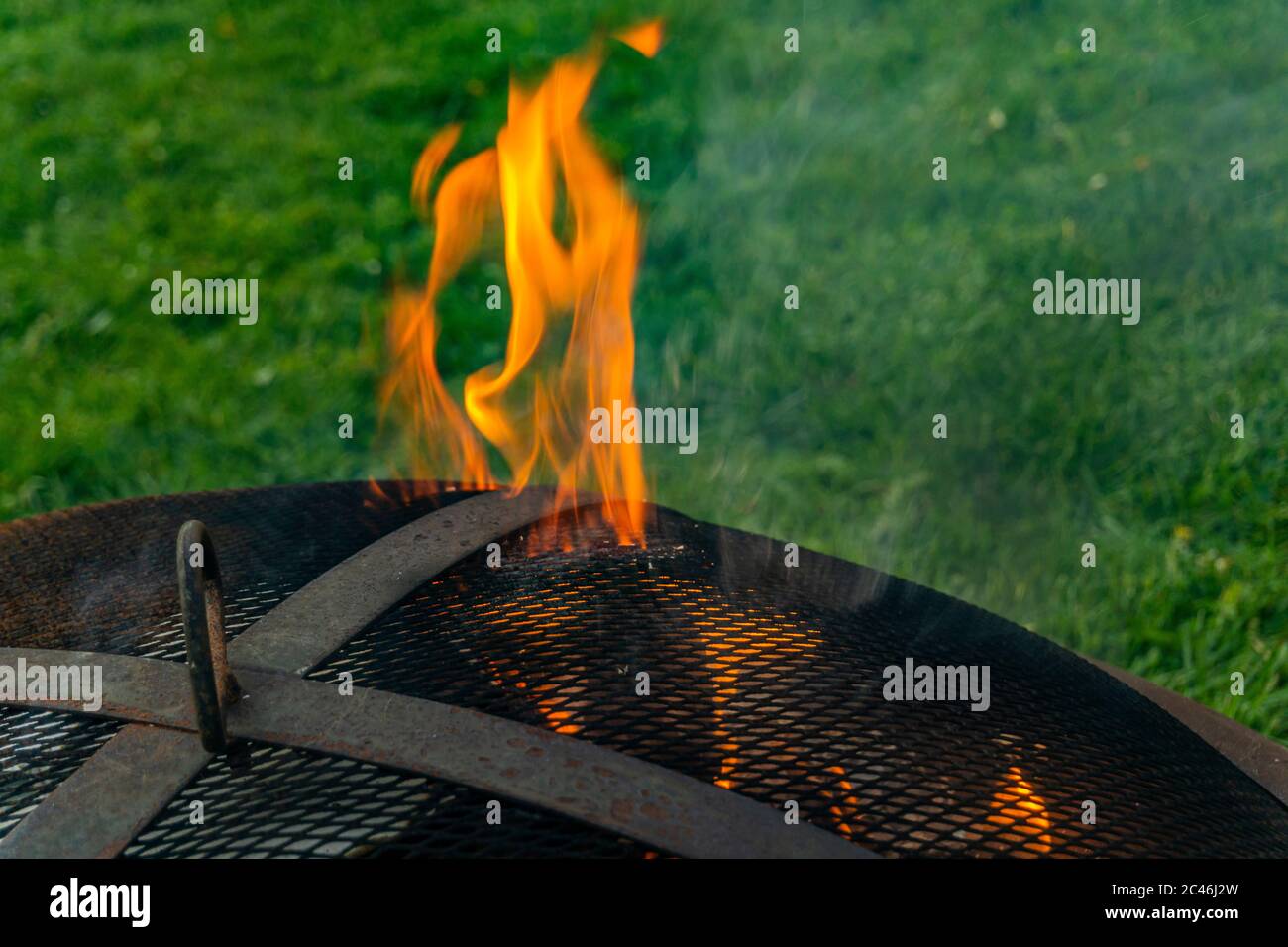 Flamme aus einem Lagerfeuer im Hinterhof am Abend Stockfoto