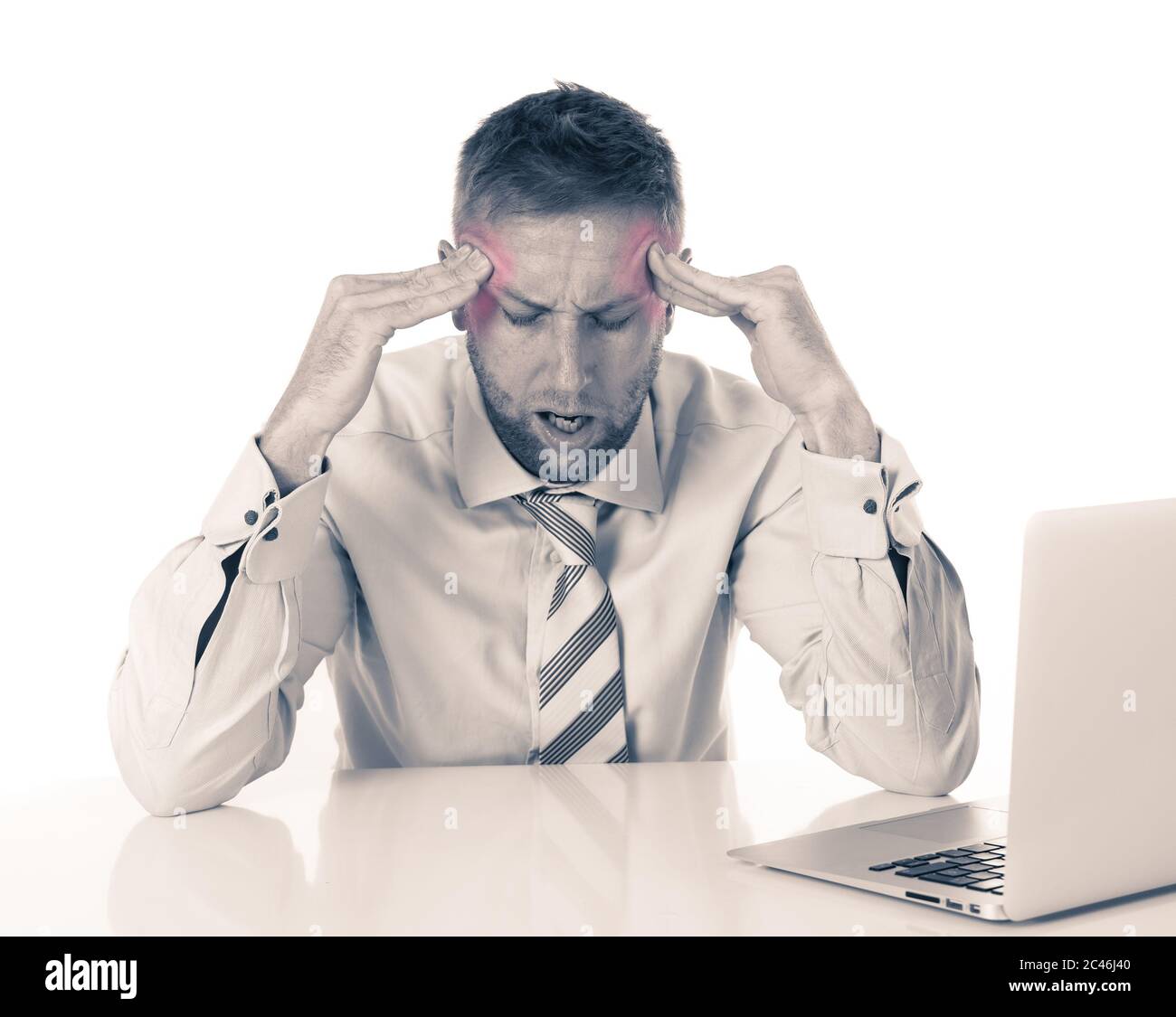 Junge schön müde Geschäftsmann in den Schmerz mit Kopfschmerzen leiden unter Migräne Arbeiten am Laptop traurig krank und überwältigt. Im Stress, Busine Stockfoto