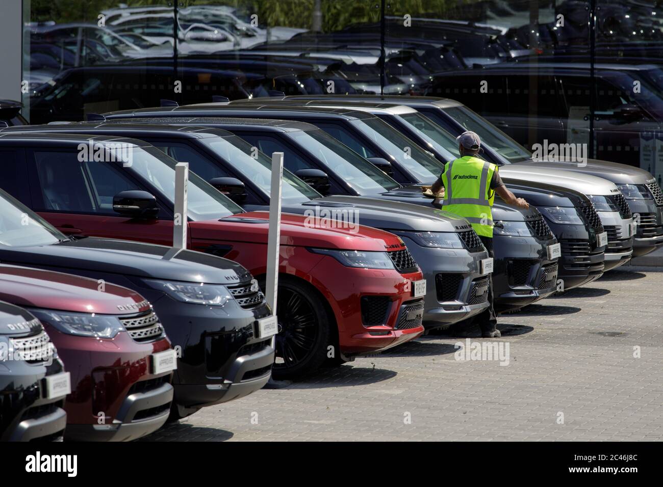 Lesen. Juni 2020. Ein Mitarbeiter reinigt am 24. Juni 2020 bei einem Jaguar Land Rover Händler in Reading Großbritannien Land Rover Autos. Die britische Autoindustrie forderte die Regierung am Dienstag auf, ein neues Hilfspaket zur Rettung von Arbeitsplätzen zu erstellen, da eine aktuelle Umfrage ergab, dass die Coronavirus-Pandemie bis zu einem von sechs Arbeitsplätzen in diesem Sektor bedroht, wobei ein Drittel der Beschäftigten noch in der Beraubungspidemie liegt. Quelle: Tim Ireland/Xinhua/Alamy Live News Stockfoto