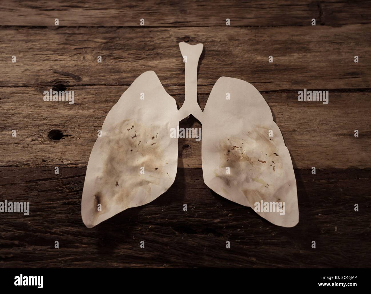 Konzeptuelles Bild von schmutzigen Papierlungs isoliert auf rustikalem Hintergrund. Werbeart Tabak und Lungenkrebs, medizinische Warnung, stoppen Sie das Rauchen und s Stockfoto