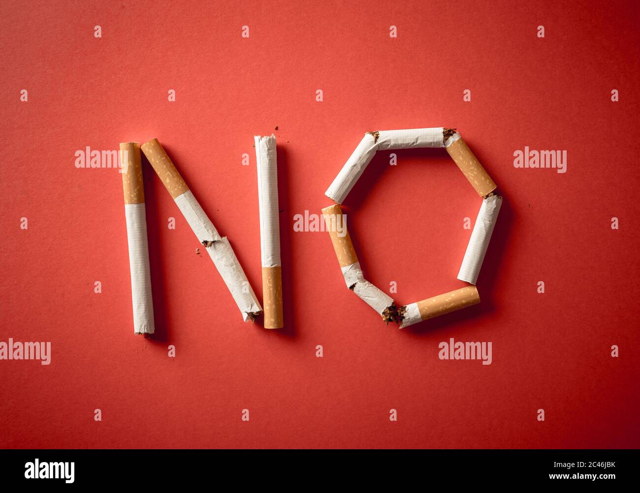 KEINE mit gebrochenen Zigaretten isoliert auf rotem Hintergrund geschrieben. Konzeptionelles Image mit Werbestil für Welt kein Tabak Tag und aufhören zu rauchen campai Stockfoto