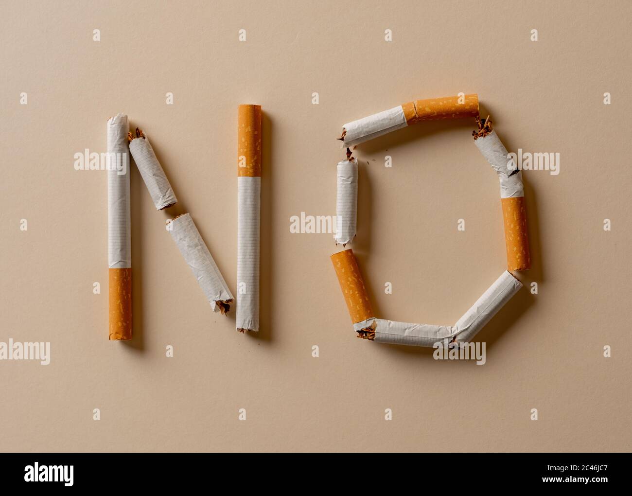 KEINE mit gebrochenen Zigaretten isoliert auf rotem Hintergrund geschrieben. Konzeptionelles Image mit Werbestil für Welt kein Tabak Tag und aufhören zu rauchen campai Stockfoto KEINE mit gebrochenen Zigaretten isoliert auf rotem Hintergrund geschrieben. Konzeptionelles Image mit Werbestil für Welt kein Tabak Tag und aufhören zu rauchen campai Stockfoto