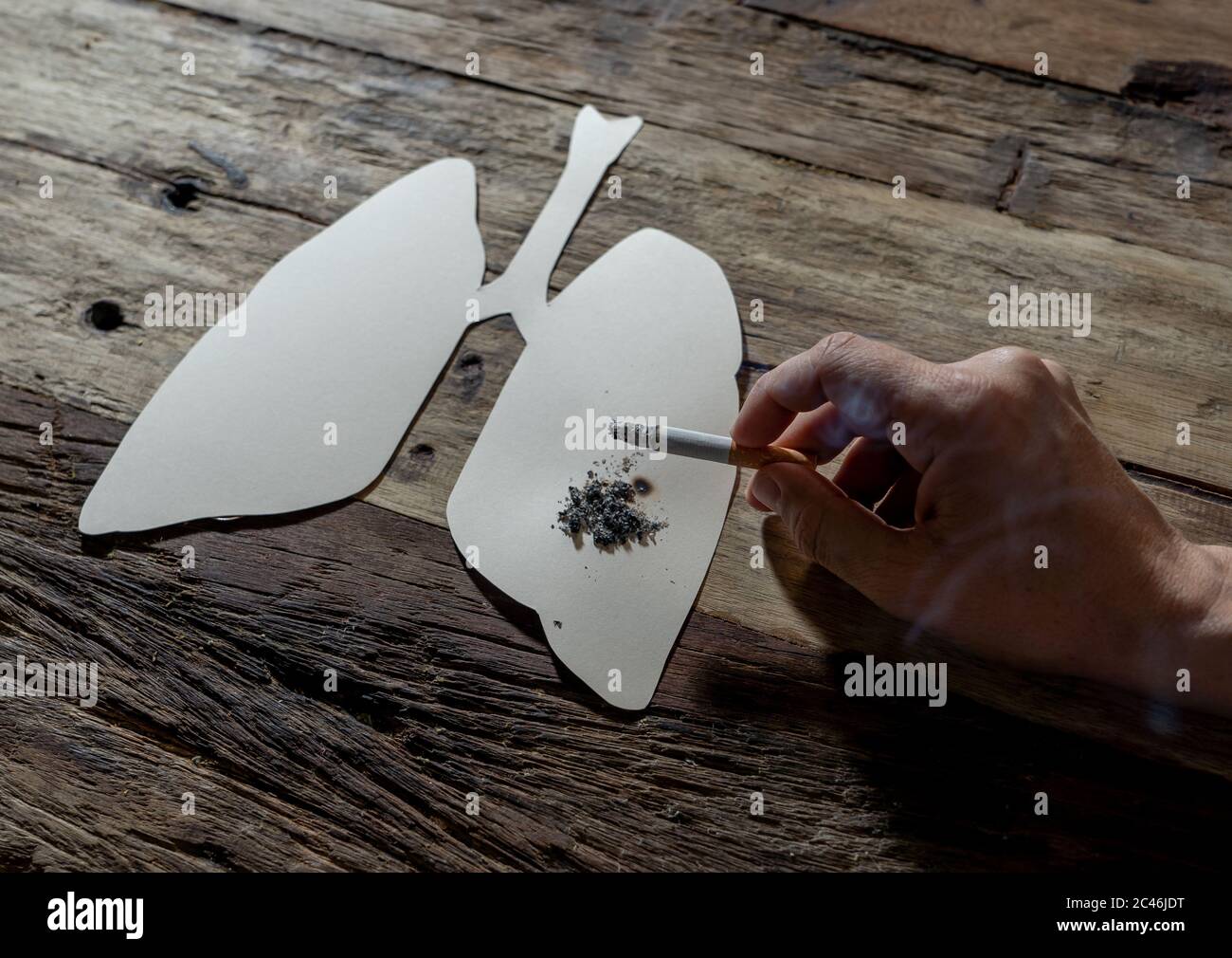 Werbestil Bild von Tabak und Lungenkrebs, Medizinische Warnung, aufhören zu rauchen und Rauchen tötet Kampagne. Konzeptionelles Bild der Hand mit Brennen Stockfoto