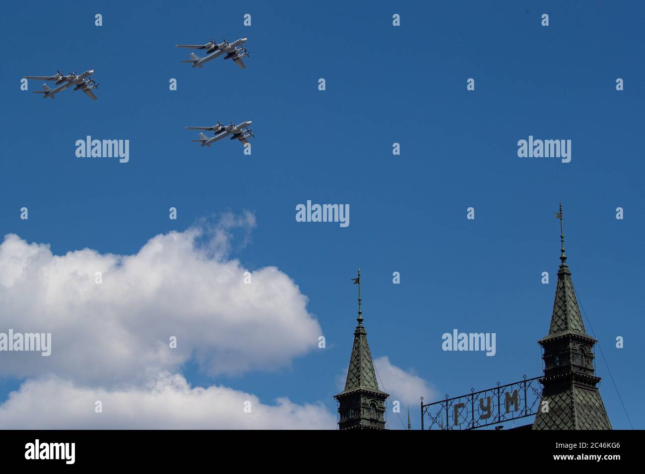Moskau, Russland. Juni 2020. Die strategischen Bomber der TU-95MS fliegen in Formation während der Militärparade zum 75. Jahrestag des Sieges im Großen Vaterländischen Krieg auf dem Roten Platz in Moskau, Russland, 24. Juni 2020. Quelle: Bai Xueqi/Xinhua/Alamy Live News Stockfoto