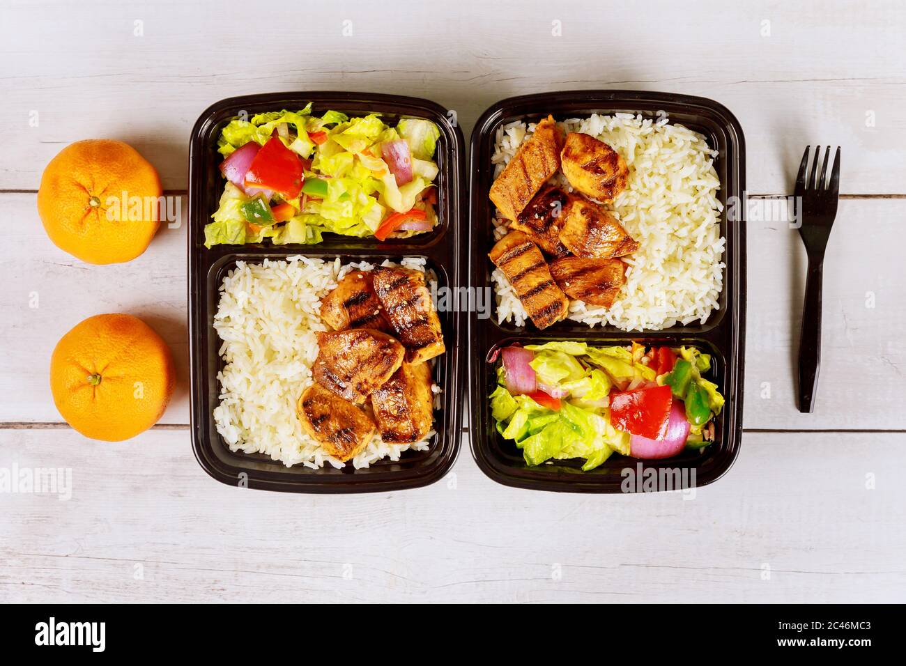 Gesunde Lebensmittel Lieferung oder Mitnehmen Mittagessen in Plastikbehälter. Stockfoto