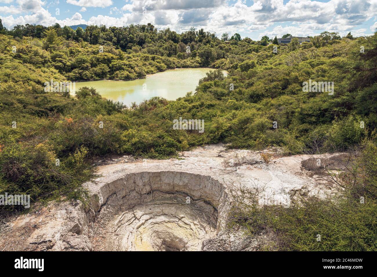 Lake Waikaukau und Dampflok, Te Puia, Rotorua, Nordinsel, Neuseeland Stockfoto
