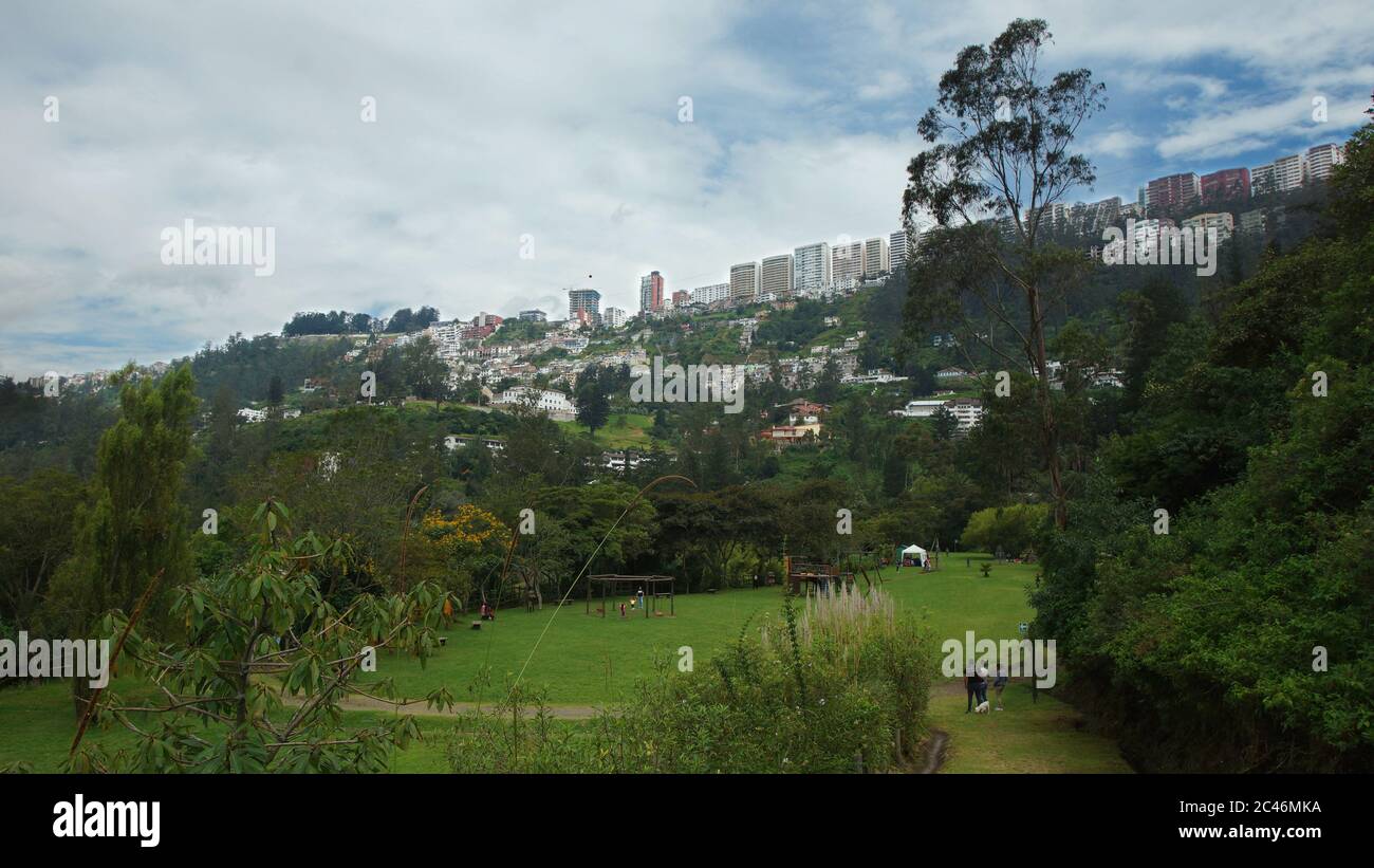 Guapulo, Pichincha / Ecuador - Juni 11 2016: Blick auf den Park von Guapulo mit den Gebäuden der Gonzalez Suarez Avenue im Hintergrund Stockfoto