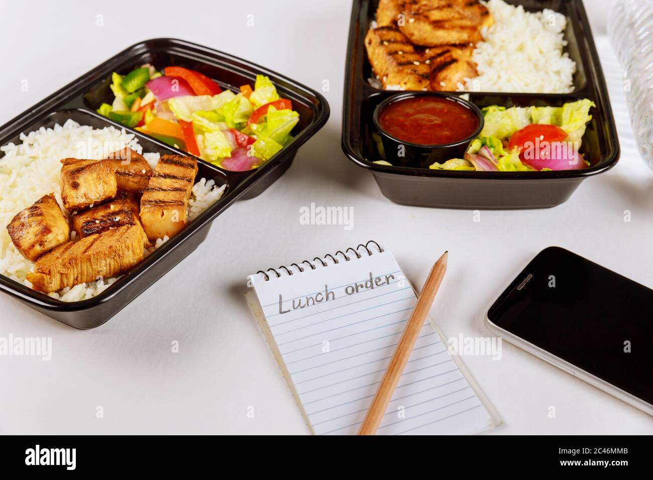 Bestellen Sie Lebensmittel online oder telefonisch von zu Hause oder von der Arbeit. Mittagessen zum Mitnehmen. Stockfoto