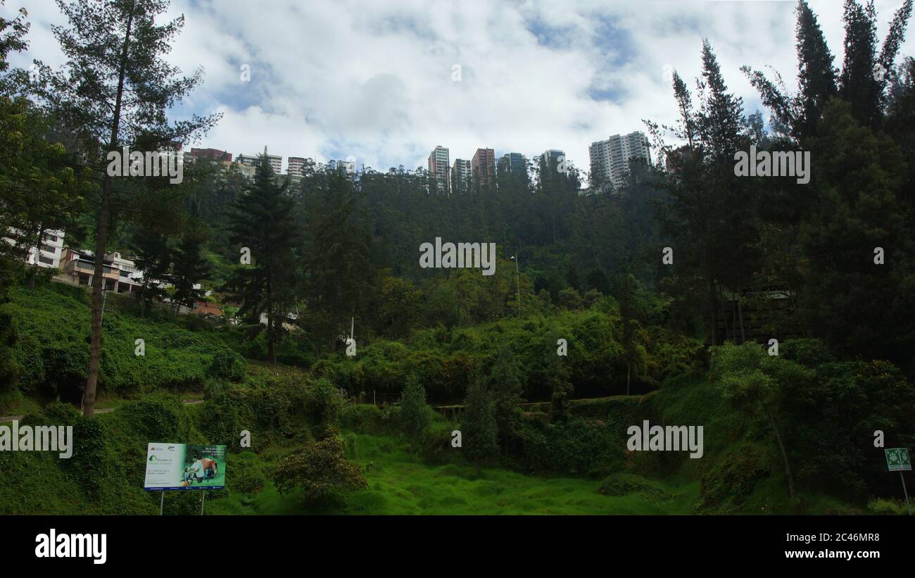 Guapulo, Pichincha / Ecuador - Juni 11 2016: Gebäude der Gonzalez Suarez Avenue in der Stadt Quito vom Park von Guapulo aus gesehen Stockfoto