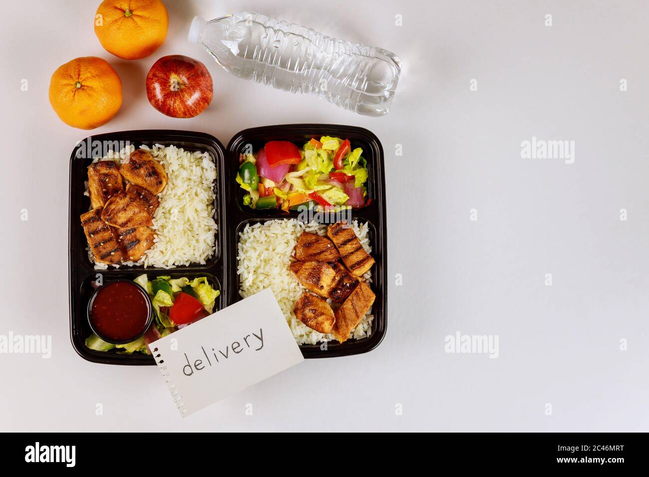 Gesunde Lebensmittel Lieferung oder Mitnehmen Mittagessen in Plastikbehälter. Stockfoto