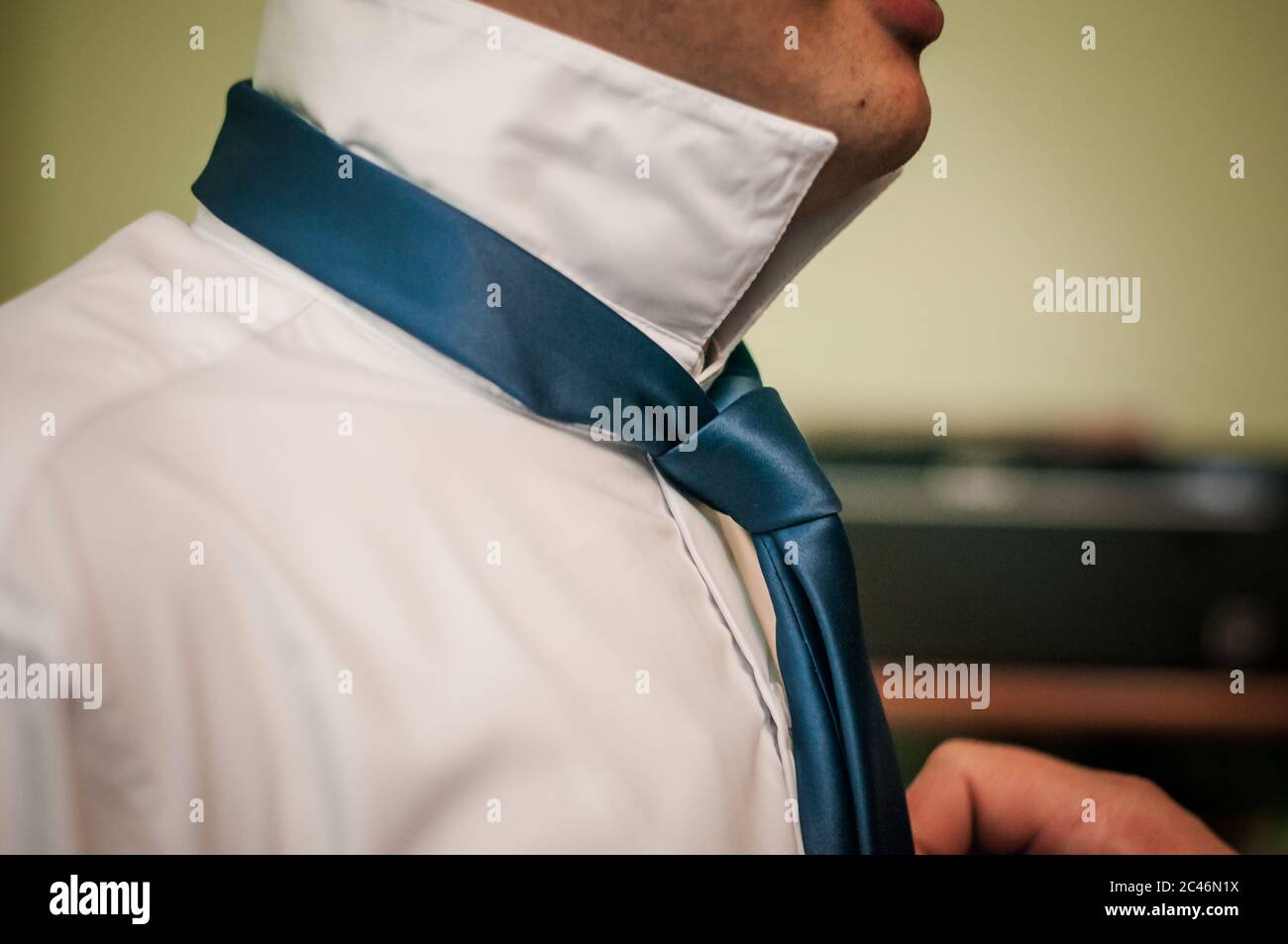 Mann zieht eine Krawatte auf den Hals Stockfoto