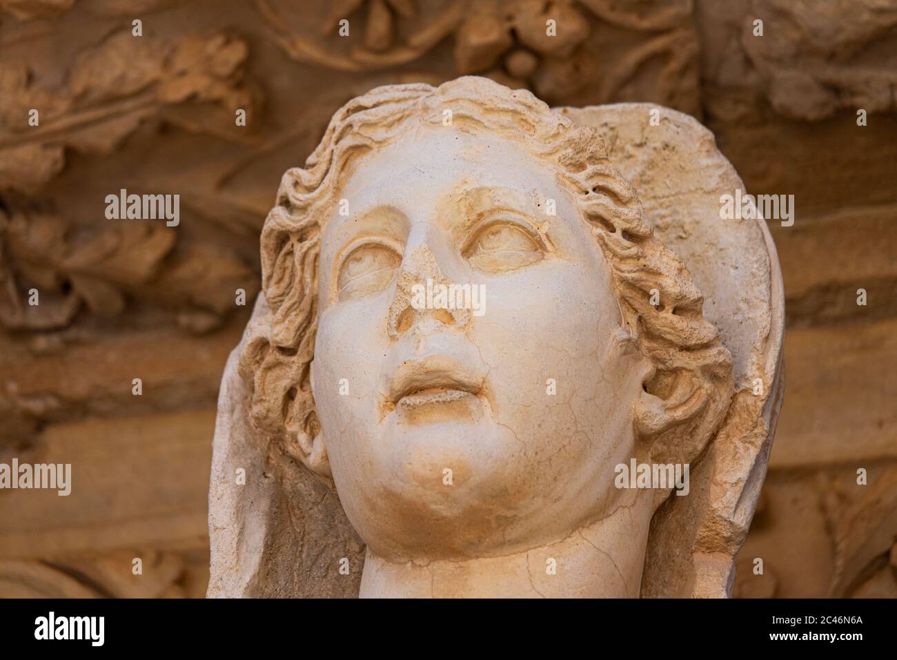 Statue von Arete (Tugend/Valor), die an der Fassade der Bibliothek von Celsus in der griechischen antiken Stadt Ephesus, Türkei befindet. Stockfoto