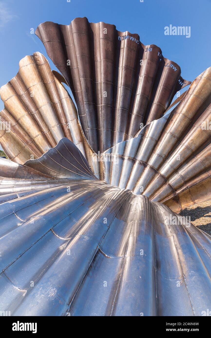 Nahaufnahme von Maggi Hambling Scallop Skulptur am Aldeburgh Beach, Suffolk. GROSSBRITANNIEN. In meinem Portfolio verfügbare Version für Querformat. Stockfoto