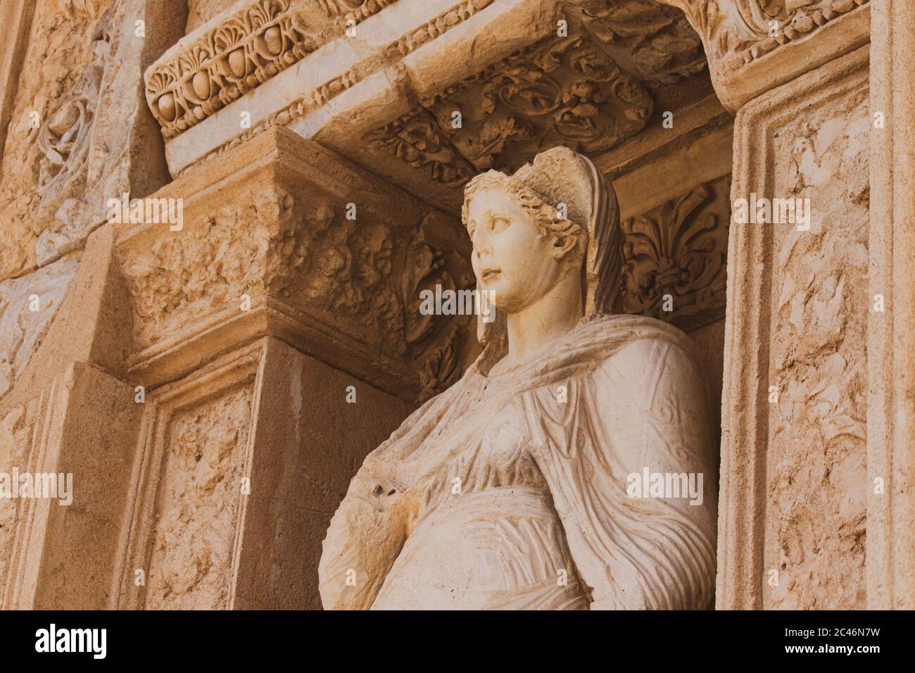 Statue von Arete (Tugend/Valor), die an der Fassade der Bibliothek von Celsus in der griechischen antiken Stadt Ephesus, Türkei befindet. Stockfoto