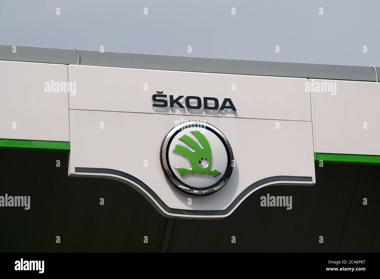 Lugano, Tessin, Schweizlad - 3. Juni 2020 : Blick auf das tschechische Autohaus Škoda Logo, das vor dem Garagengebäude in Lugano hängt Stockfoto