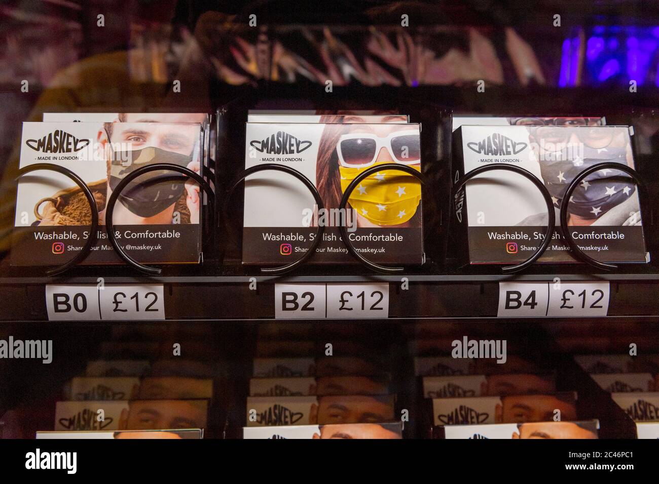 London, Großbritannien. Juni 2020. Das Foto vom 24. Juni 2020 zeigt einen Facemask-Automaten in London, Großbritannien. Facemask-Automaten sind an den Reise-Hotspots in ganz London aufgetaucht, als die britische Hauptstadt aus der COVID-19-Sperre hervorgeht, berichteten lokale Medien. Quelle: Ray Tang/Xinhua/Alamy Live News Stockfoto