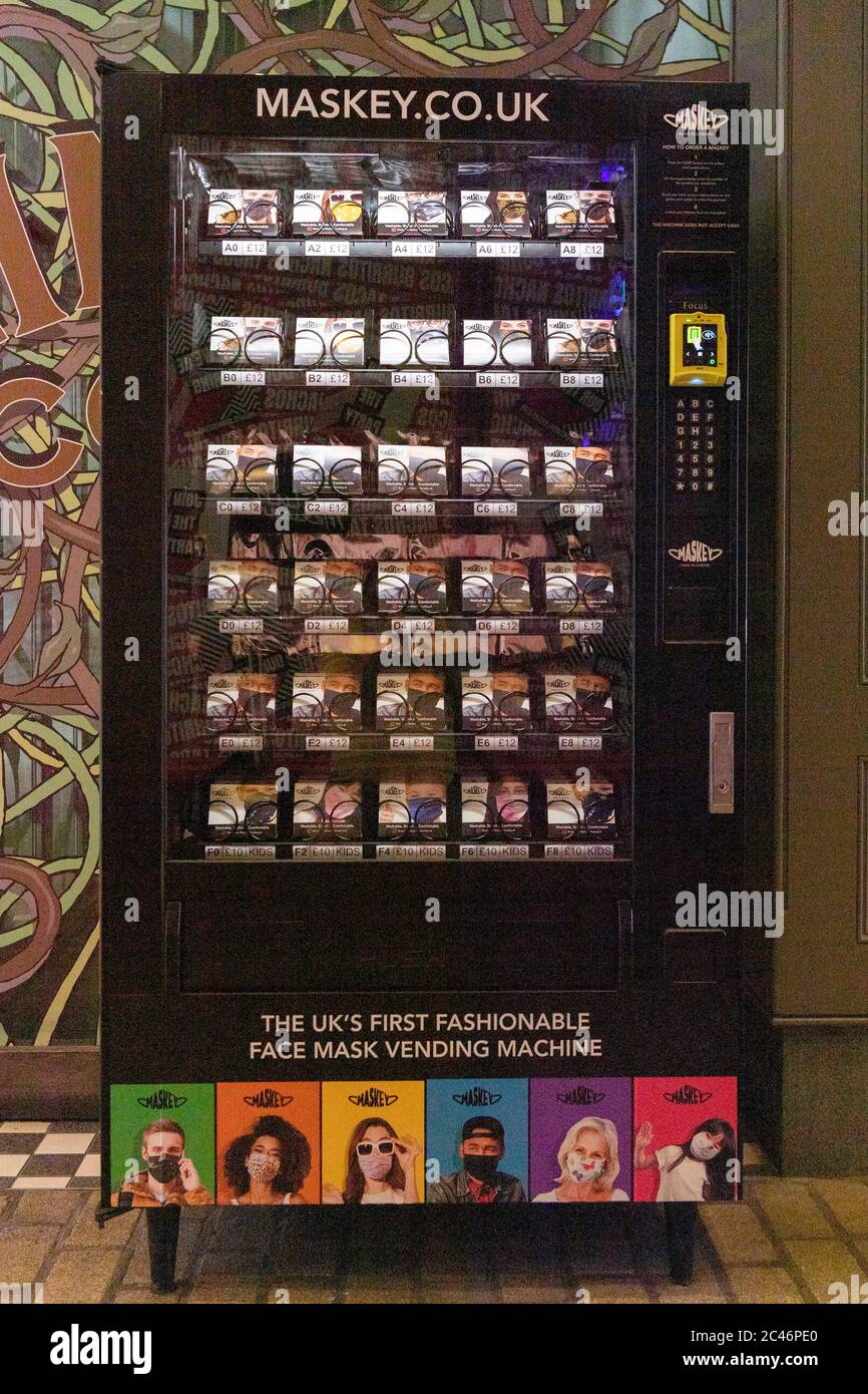 London, Großbritannien. Juni 2020. Das Foto vom 24. Juni 2020 zeigt einen Facemask-Automaten in London, Großbritannien. Facemask-Automaten sind an den Reise-Hotspots in ganz London aufgetaucht, als die britische Hauptstadt aus der COVID-19-Sperre hervorgeht, berichteten lokale Medien. Quelle: Ray Tang/Xinhua/Alamy Live News Stockfoto