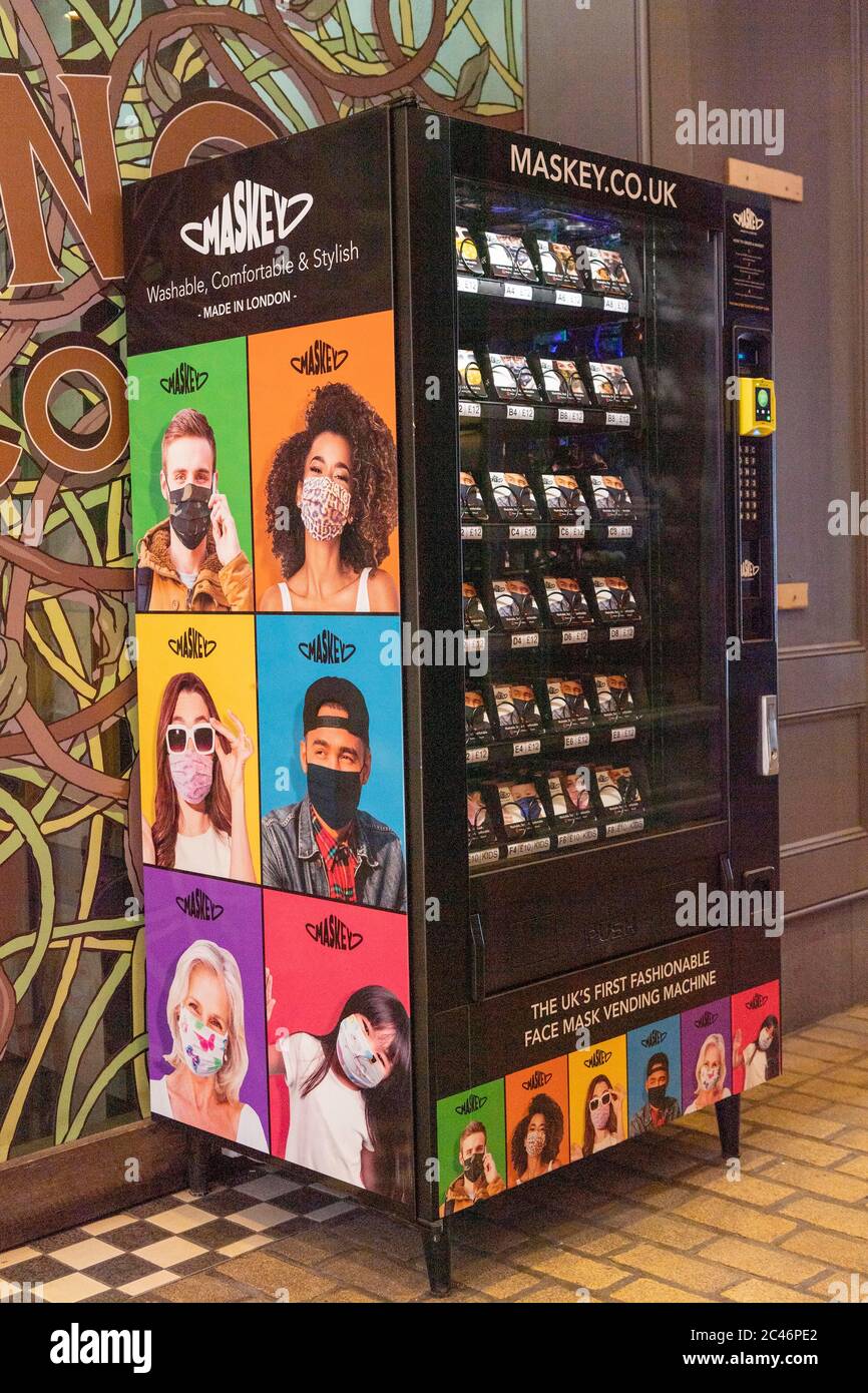 London, Großbritannien. Juni 2020. Das Foto vom 24. Juni 2020 zeigt einen Facemask-Automaten in London, Großbritannien. Facemask-Automaten sind an den Reise-Hotspots in ganz London aufgetaucht, als die britische Hauptstadt aus der COVID-19-Sperre hervorgeht, berichteten lokale Medien. Quelle: Ray Tang/Xinhua/Alamy Live News Stockfoto