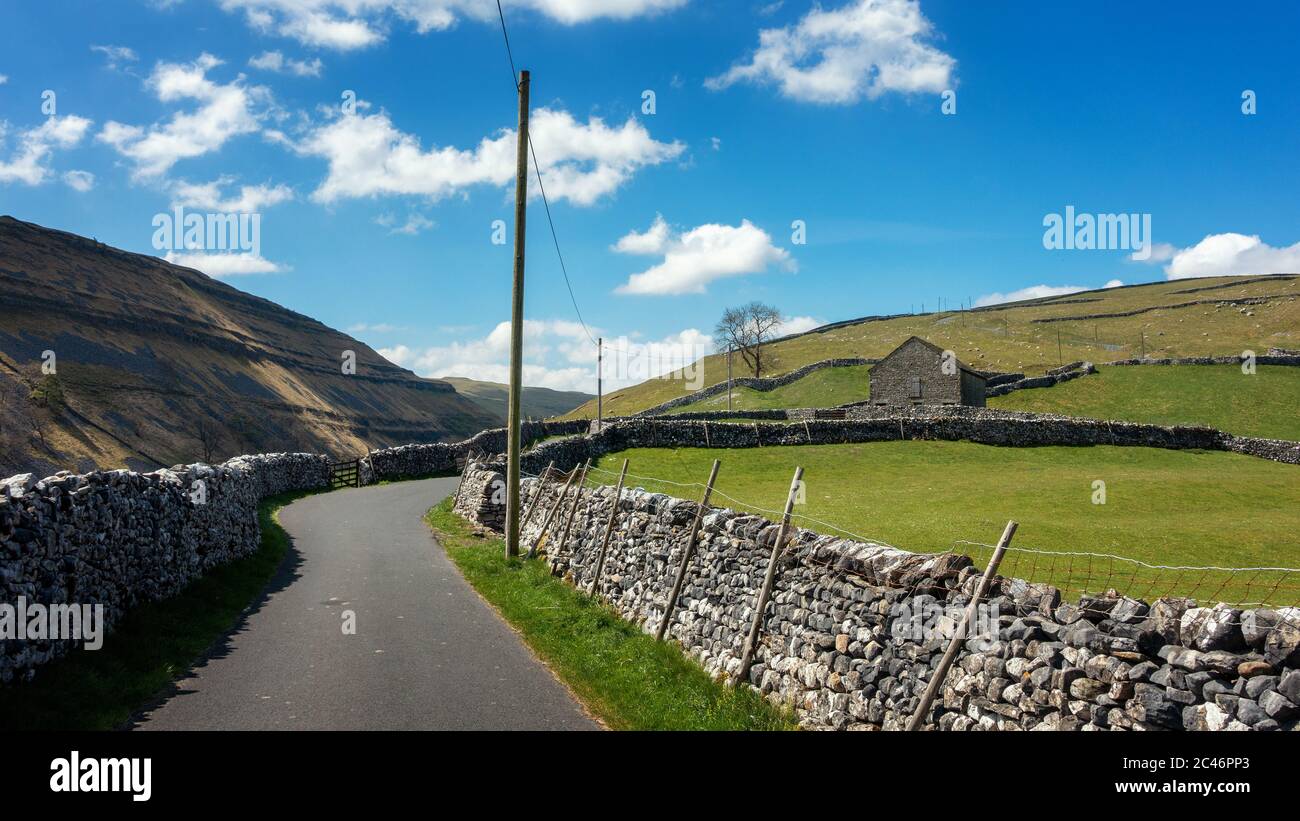 Der steile Anstieg der Brootes Lane von der atemberaubenden Landschaft in Littondale zum wunderschönen Malham Moor, Yorkshire Dales, Großbritannien Stockfoto