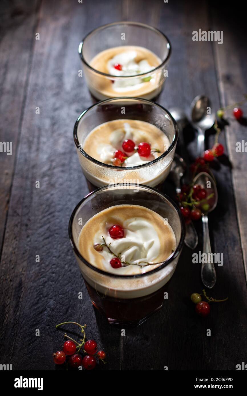 Kaffee mit Schaum auf einem Holztisch.Frühstück mit Cappuccino.Obst Dekoration.fettarme Speisen und Getränke. Stockfoto