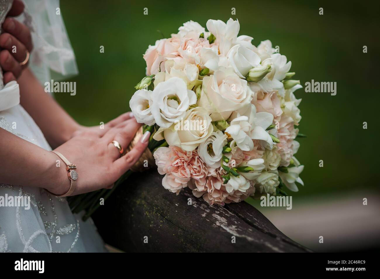 Goldene Eheringe und farbenprächtiges Blumenstrauß Stockfoto