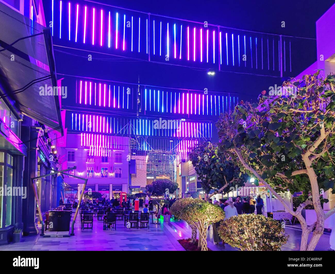 Dubai City Walk in der Nacht, ein schönes Wohn-und Touristenattraktion Außenbereich in modernem Design Stockfoto