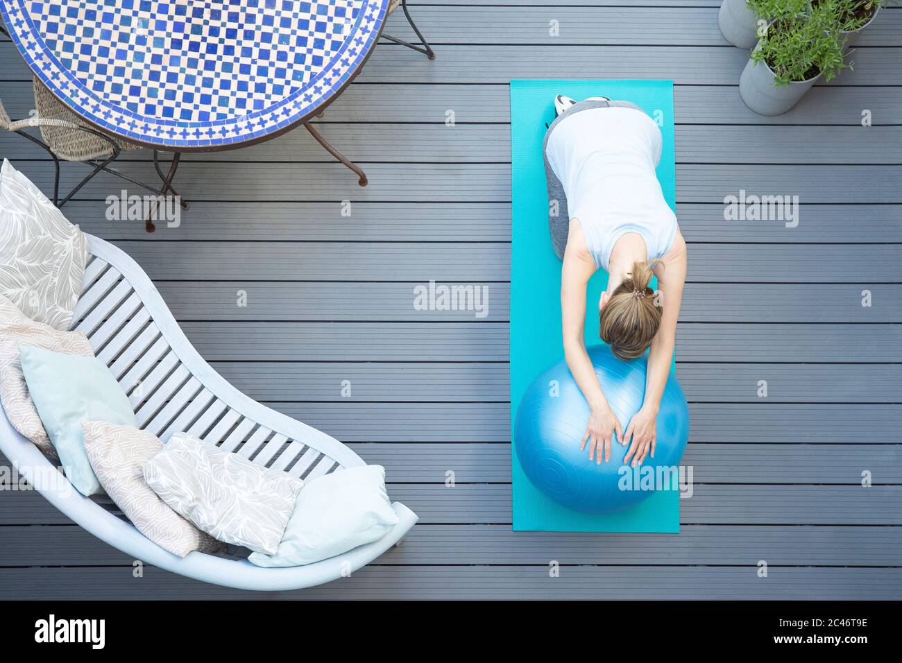 Overhead Ansicht Von Gesunde Reife Frau Zu Hause Training Auf Deck Mit Swiss Exercise Ball Stockfoto