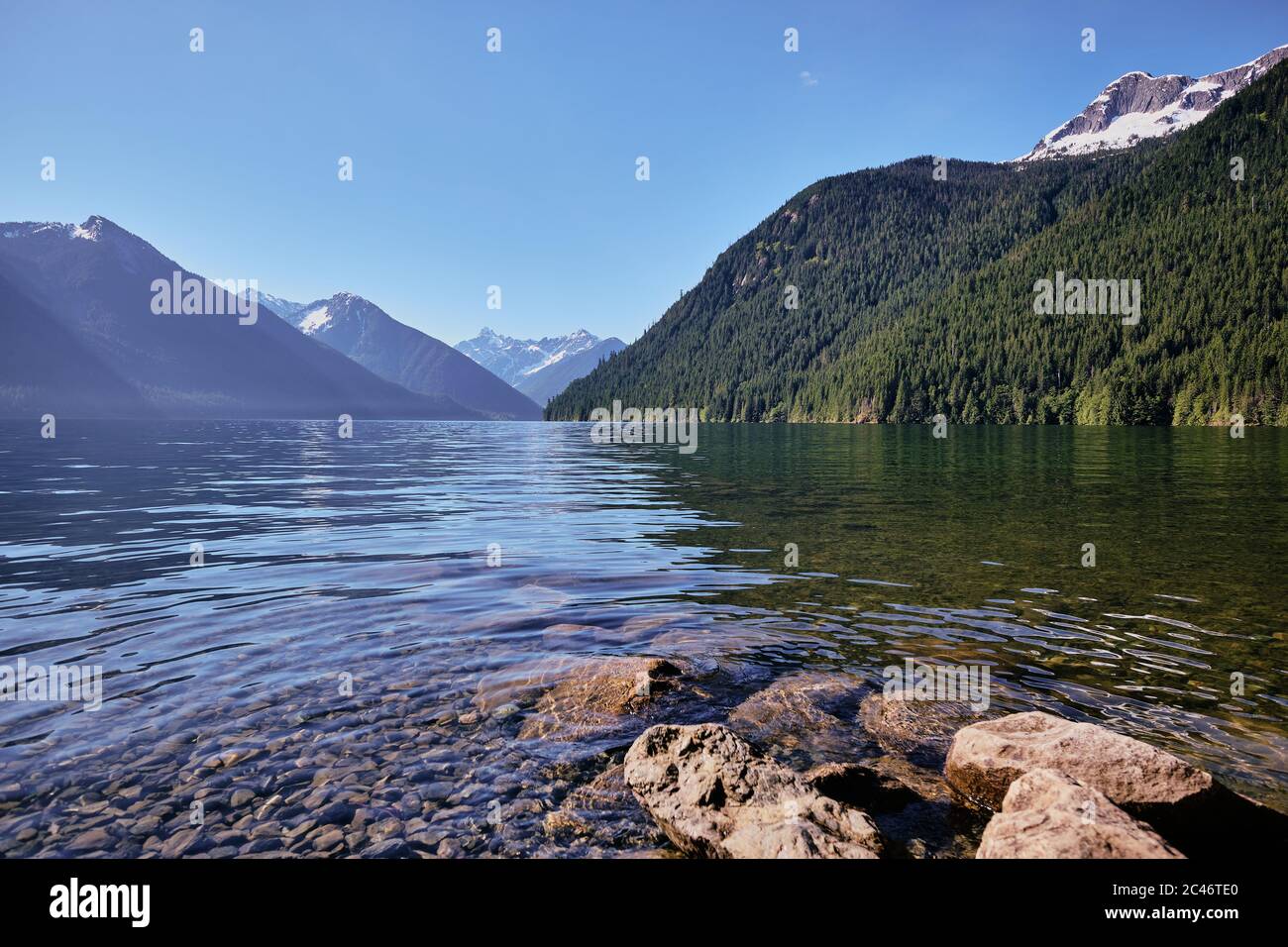 Blick entlang des heiligen Sxotsaquel (Chilliwack Lake) vom felsigen Vorland in Richtung zerklüftete, vergletscherte Gipfel entlang der Kanada / USA Grenze, BC Stockfoto