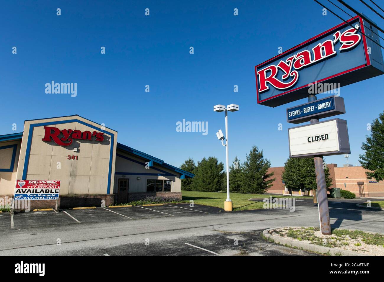 Ein Logo vor einem geschlossenen und verlassenen Ryan's Buffet Restaurant Standort in Hannover, Pennsylvania am 12. Juni 2020. Stockfoto