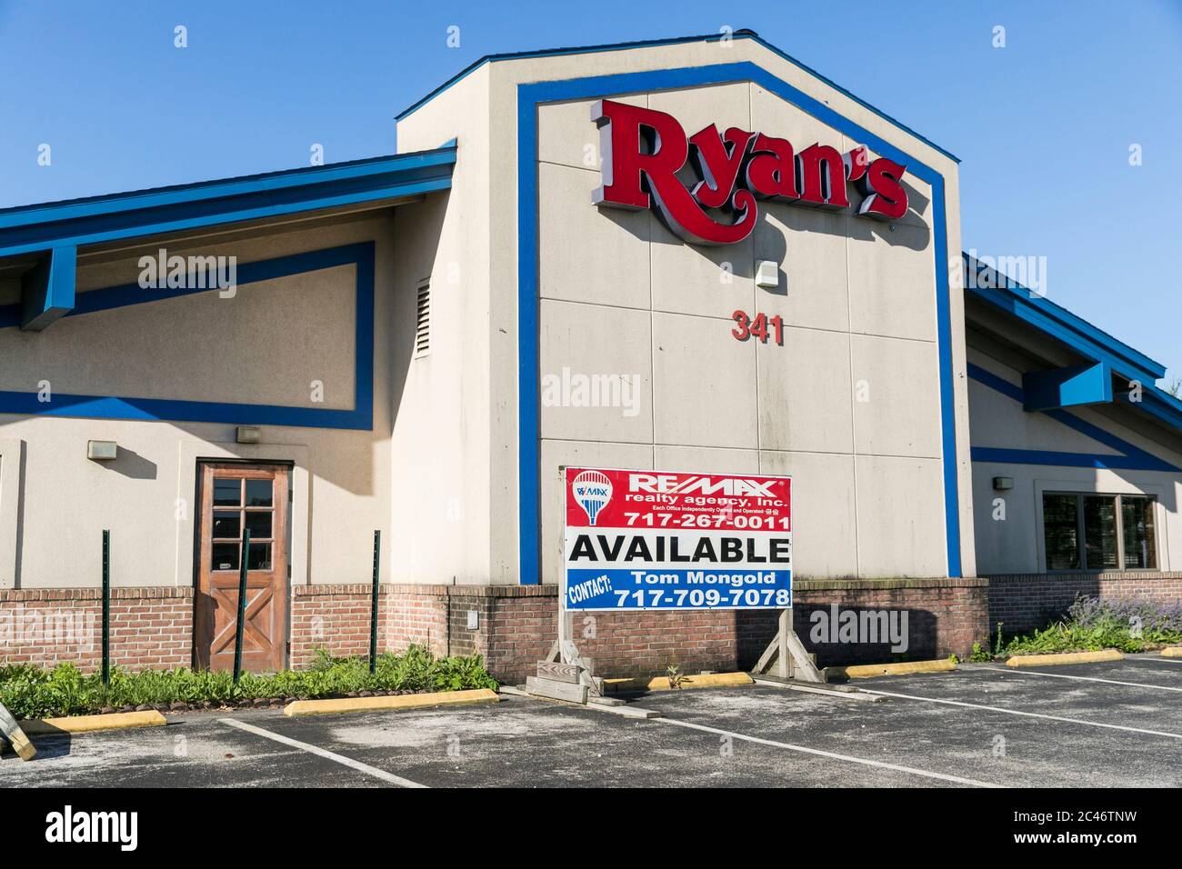 Ein Logo vor einem geschlossenen und verlassenen Ryan's Buffet Restaurant Standort in Hannover, Pennsylvania am 12. Juni 2020. Stockfoto