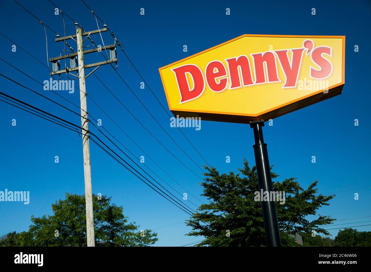 Ein Logo-Schild vor einem Denny's Restaurant in Hannover, Pennsylvania am 12. Juni 2020. Stockfoto