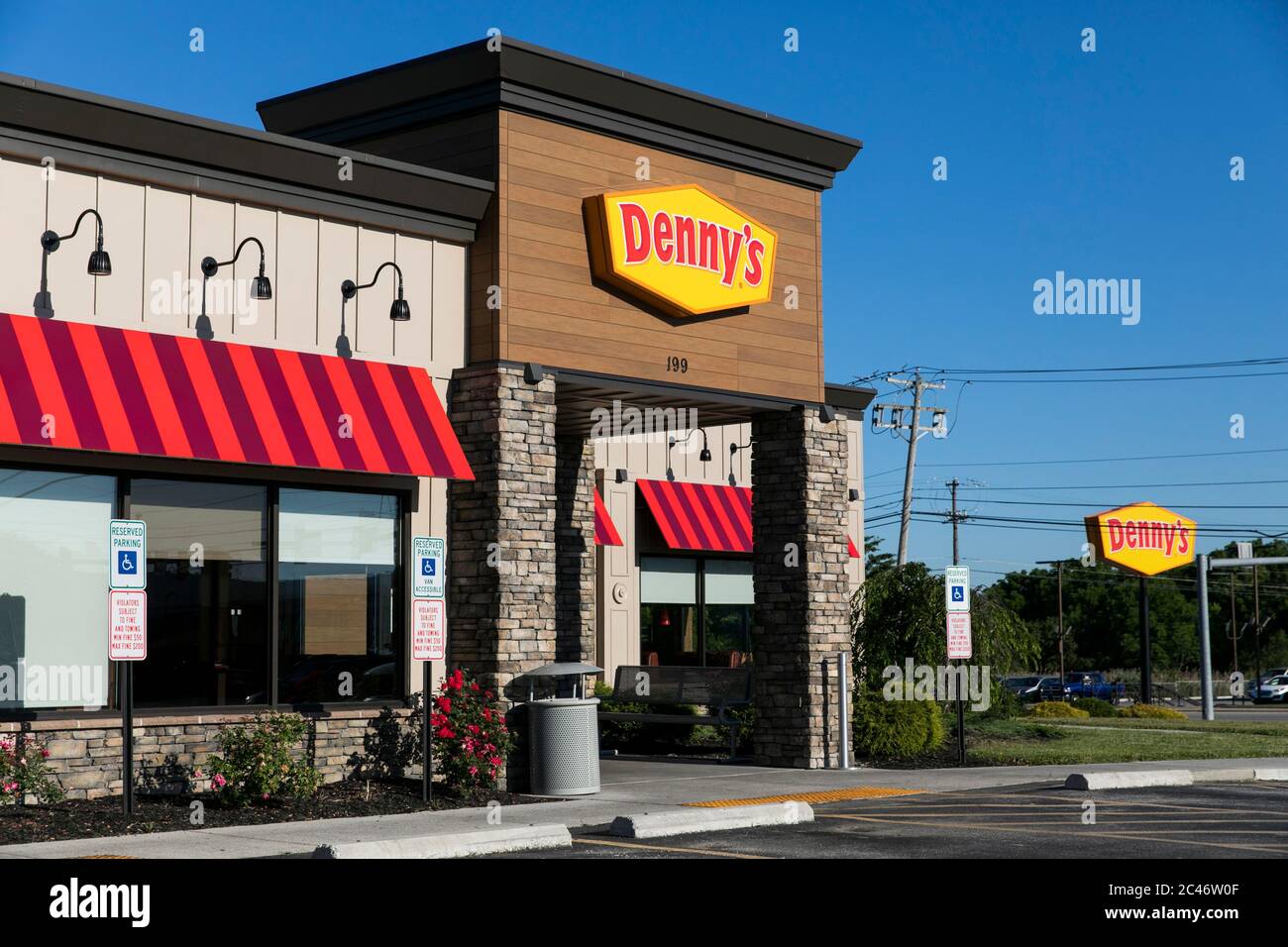 Ein Logo-Schild vor einem Denny's Restaurant in Hannover, Pennsylvania am 12. Juni 2020. Stockfoto