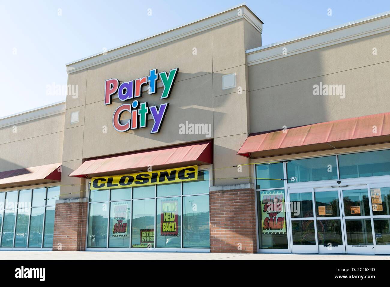 Schilder „Store Closing“ vor einem Party City-Einzelhandelsgeschäft in Hannover, Pennsylvania, am 12. Juni 2020. Stockfoto