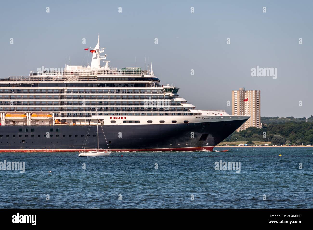 Southampton, Großbritannien. Mittwoch, 24. Juni 2020. Cunards MS Queen Victoria verlässt den Hafen in Southampton und wird in der Poole Bay bei Bournemouth vertäut. Die Ozeandampfer sind wegen der Abschwächung der Kreuzfahrt während der COVID-19-Krise außer Betrieb. Quelle: Thomas Faull/Alamy Live News Stockfoto