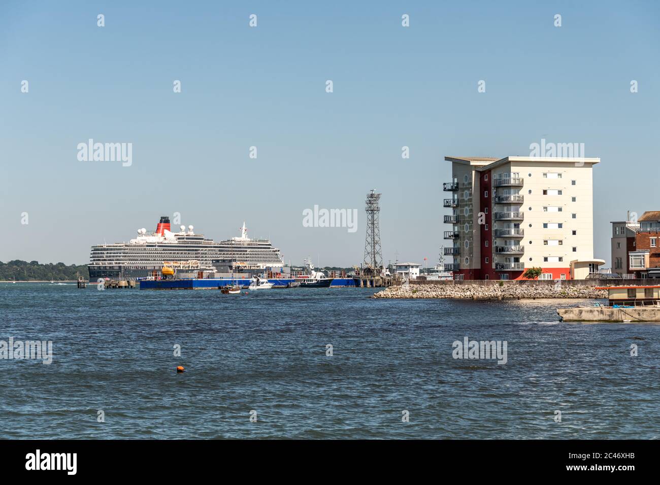 Southampton, Großbritannien. Mittwoch, 24. Juni 2020. Cunards MS Queen Victoria verlässt den Hafen in Southampton und wird in der Poole Bay bei Bournemouth vertäut. Die Ozeandampfer sind wegen der Abschwächung der Kreuzfahrt während der COVID-19-Krise außer Betrieb. Quelle: Thomas Faull/Alamy Live News Stockfoto