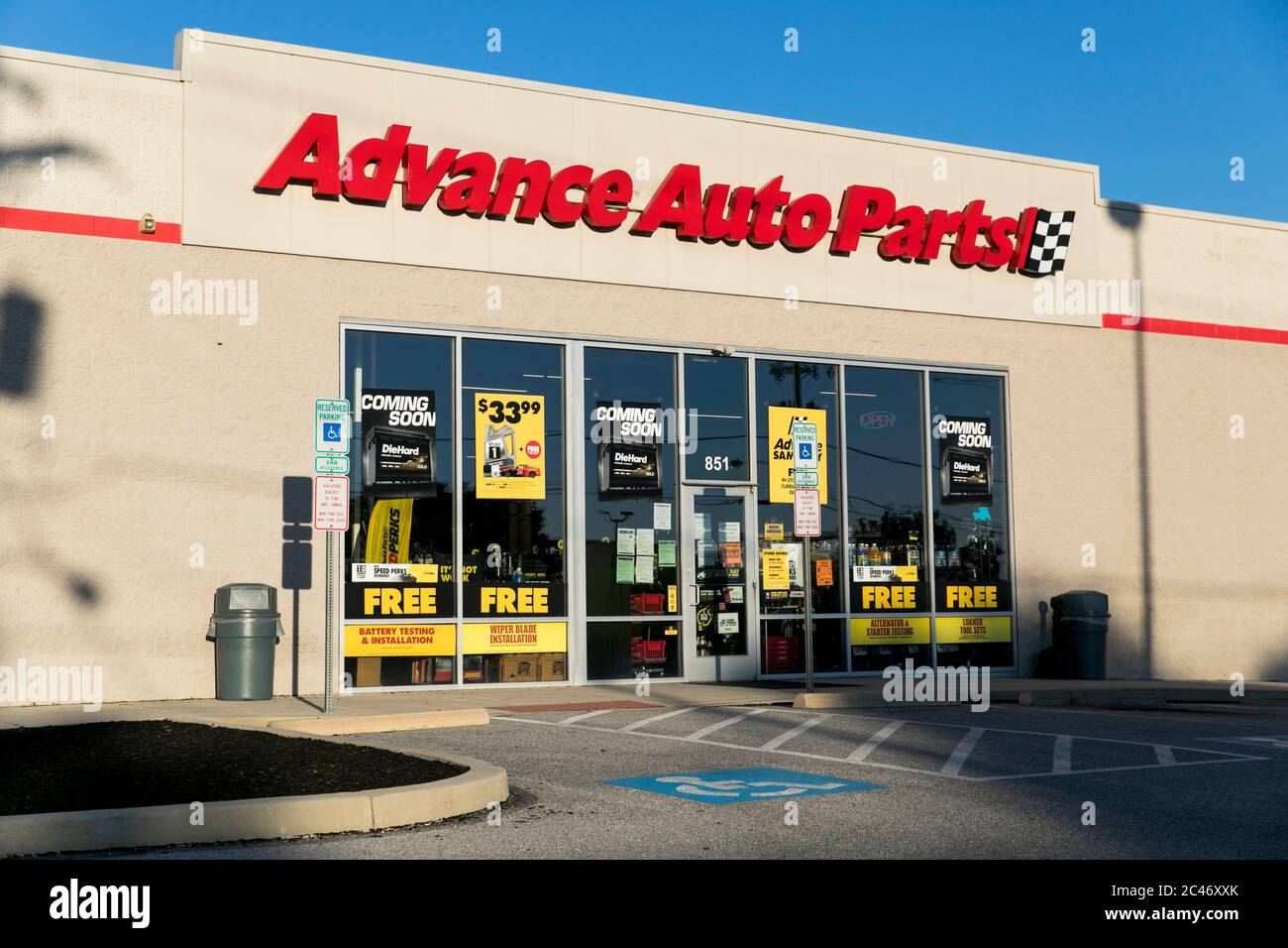 Ein Logo-Schild vor einem Advance Auto Parts-Einzelhandelsgeschäft in Hannover, Pennsylvania am 12. Juni 2020. Stockfoto