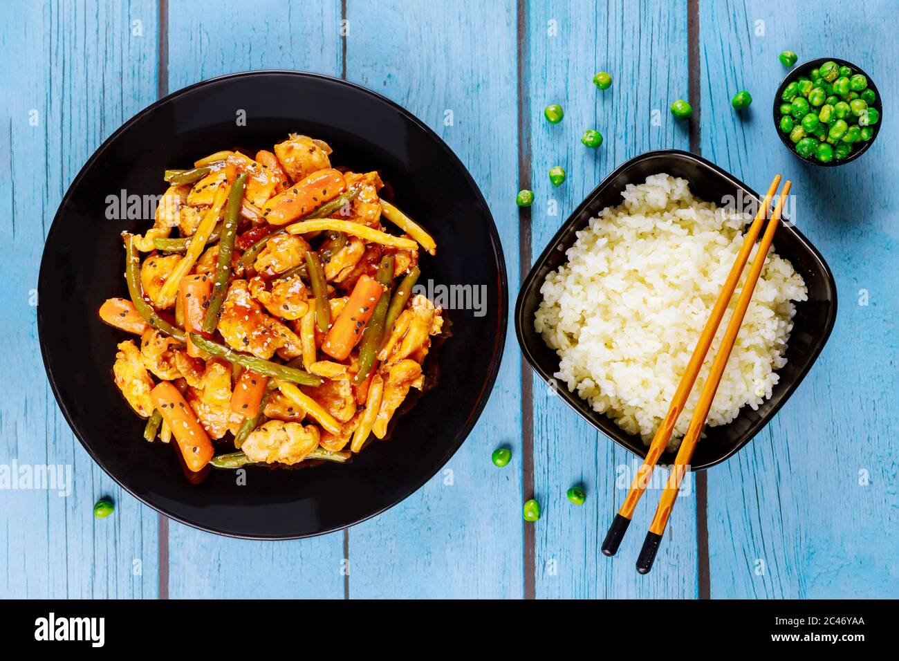 Hühnerteriyaki, Gemüse mit Reis in schwarzer Platte mit Essstäbchen. Stockfoto