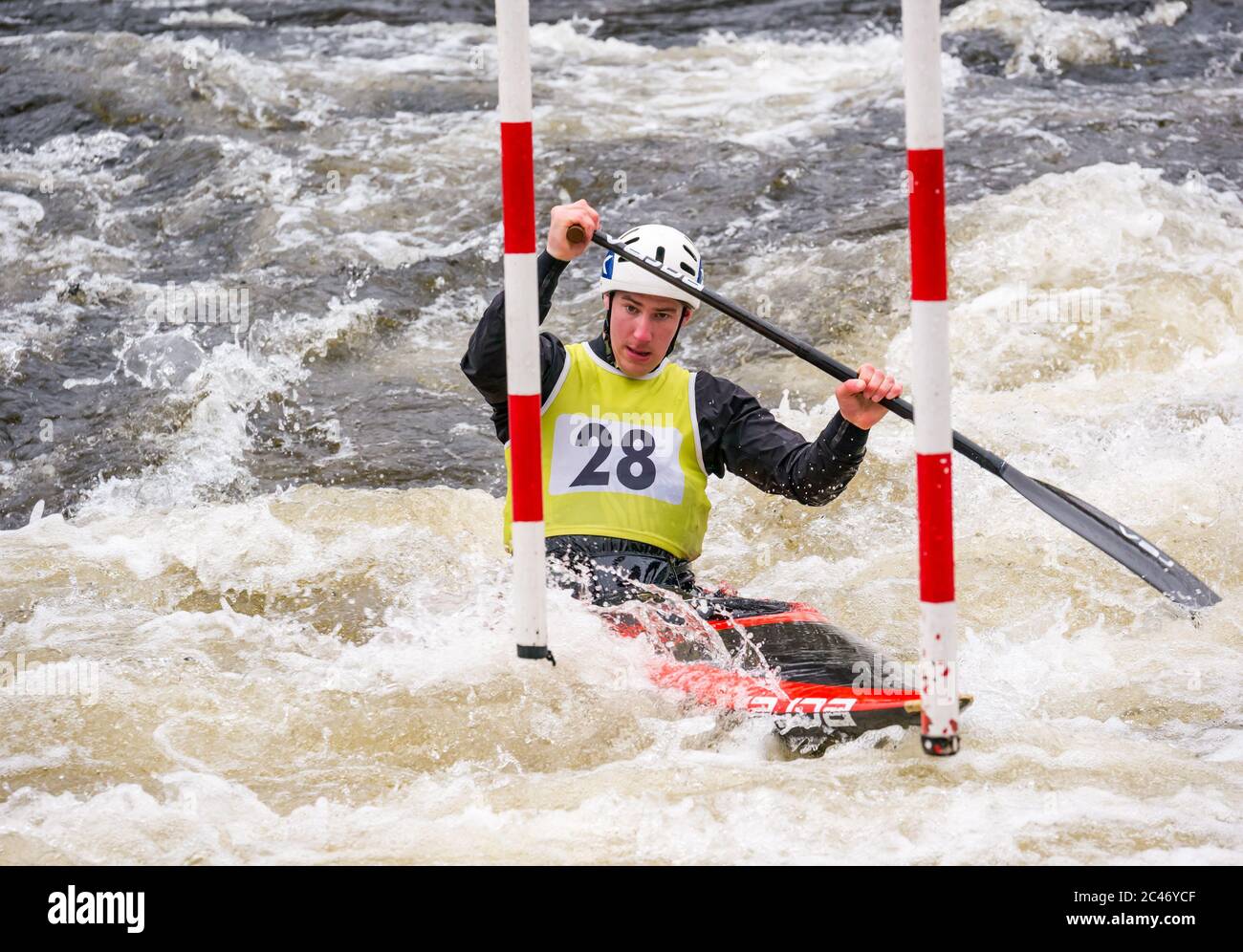 Premier Kanuslalom: Fraser Glasgow of Strathallan Canoe Club tritt in der C1 auf dem Fluss Tay, Grandtully, Perthshire, Schottland, Großbritannien Stockfoto