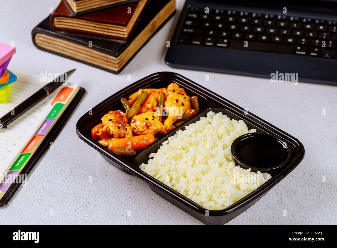 Gesunde Mittagspause bestellen. Learning from Home Konzept. Stockfoto