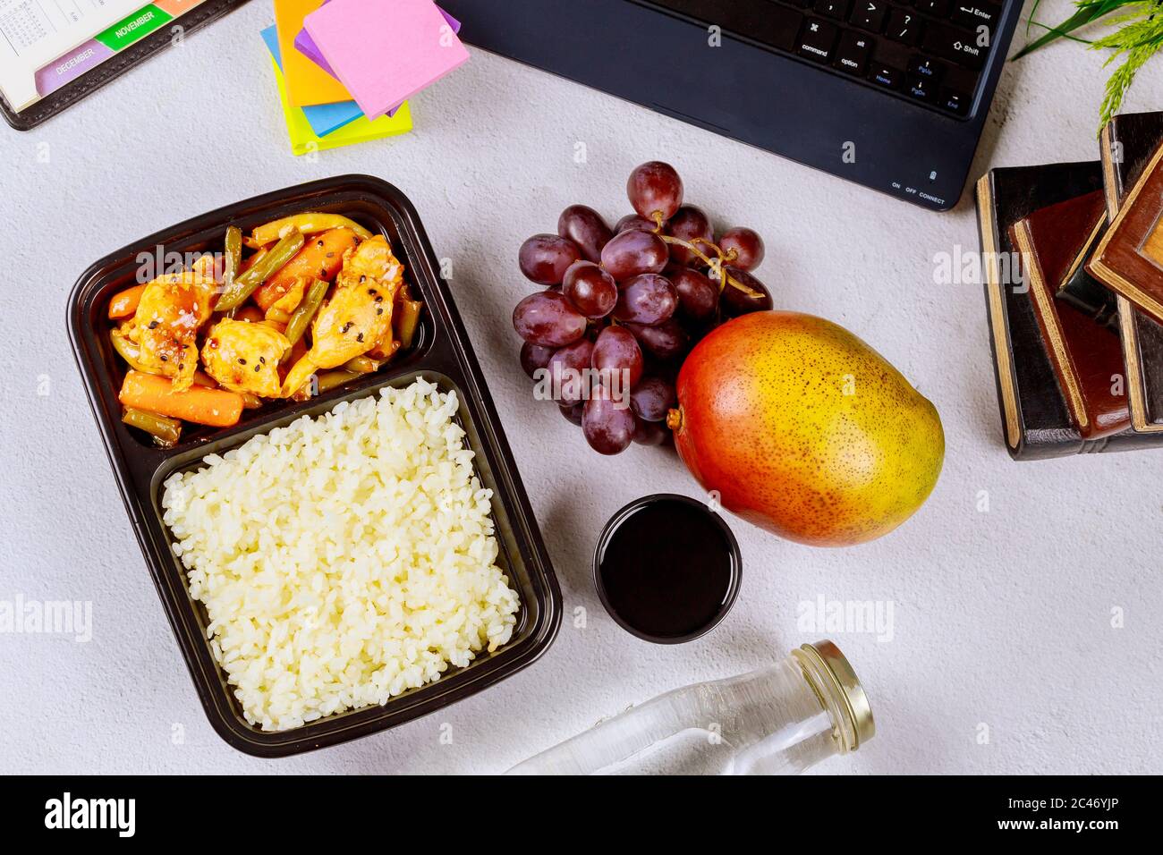 Konzept der Heimschule. Gesunde Mittagspause bestellen oder Mittagspause. Stockfoto