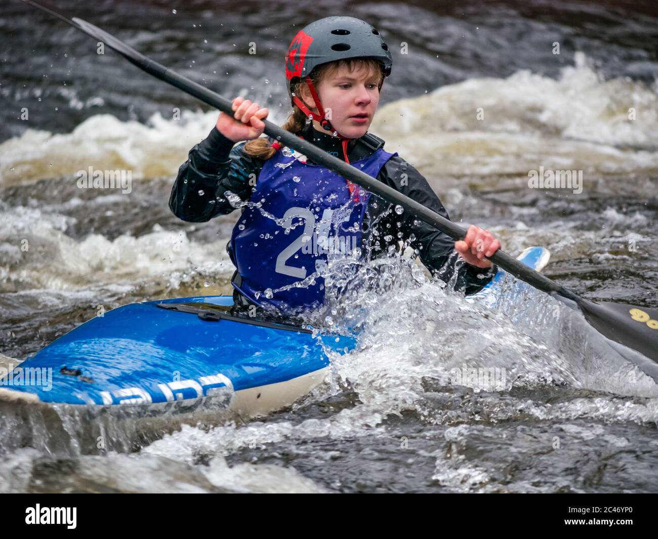 Premier Canoe Slalom: Jessie Anderson vom Breadalbane Canoe Club tritt im K1 auf dem Fluss Tay, Grandtully, Perthshire, Schottland, Großbritannien an Stockfoto