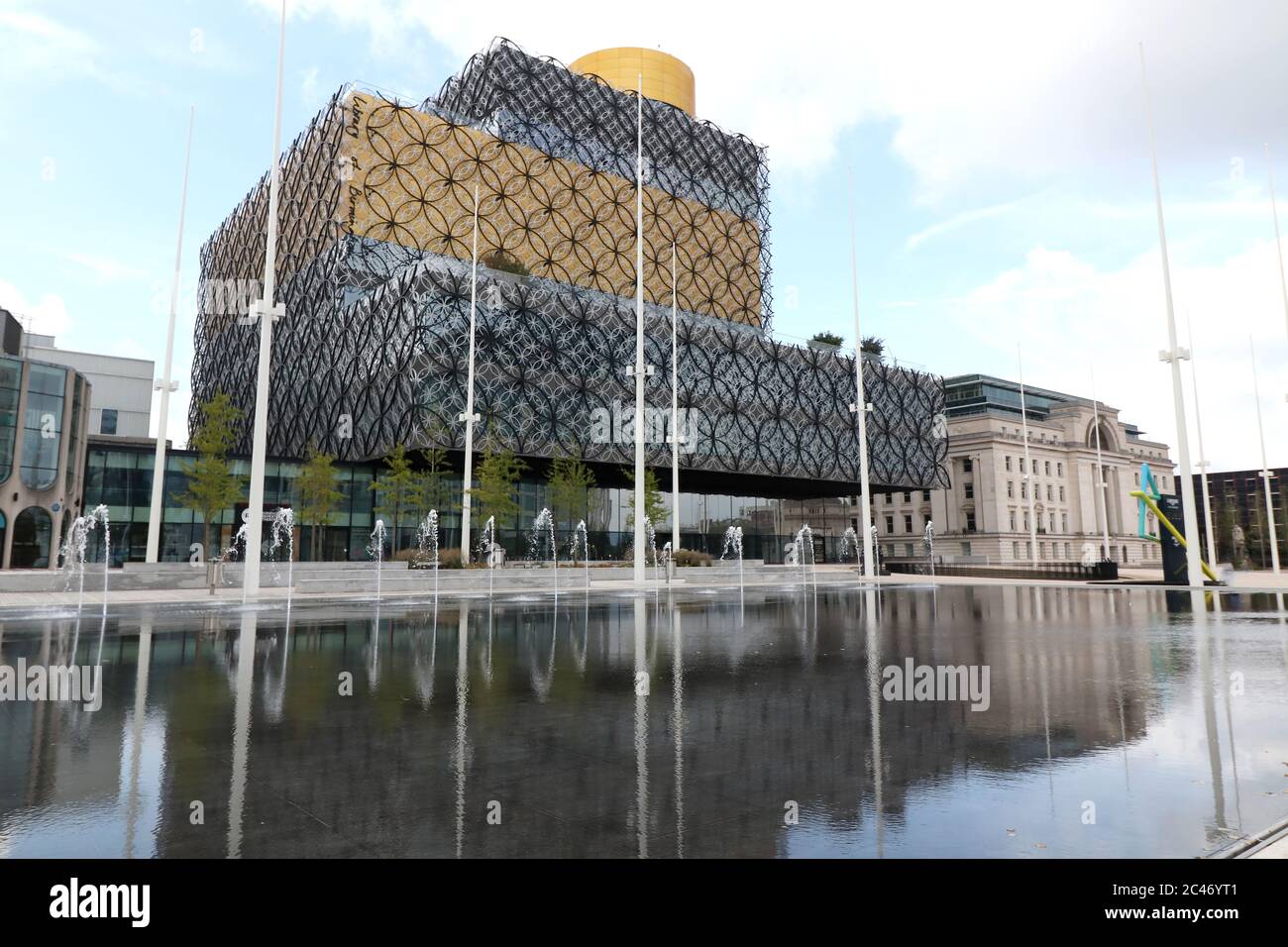 Die neue Bibliothek von Birmingham steht hinter dem Flachwasser-Feature im Centenary Squaure, im Zentrum von Birmingham. Stockfoto