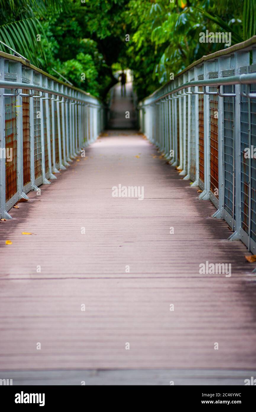 Schattige Person am Ende der Brücke Stockfoto