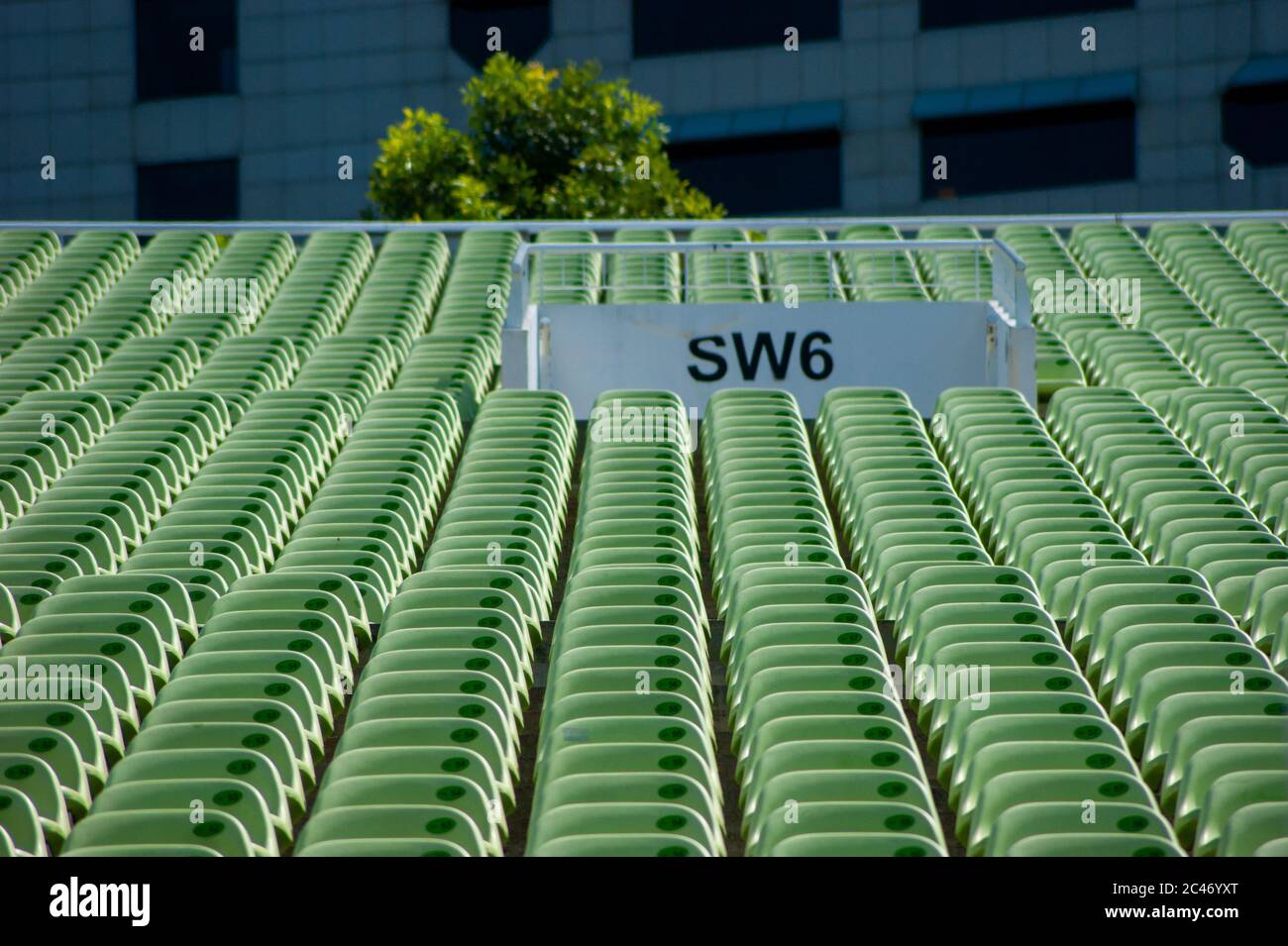 Hellgrüne Stadionsitze Stockfoto