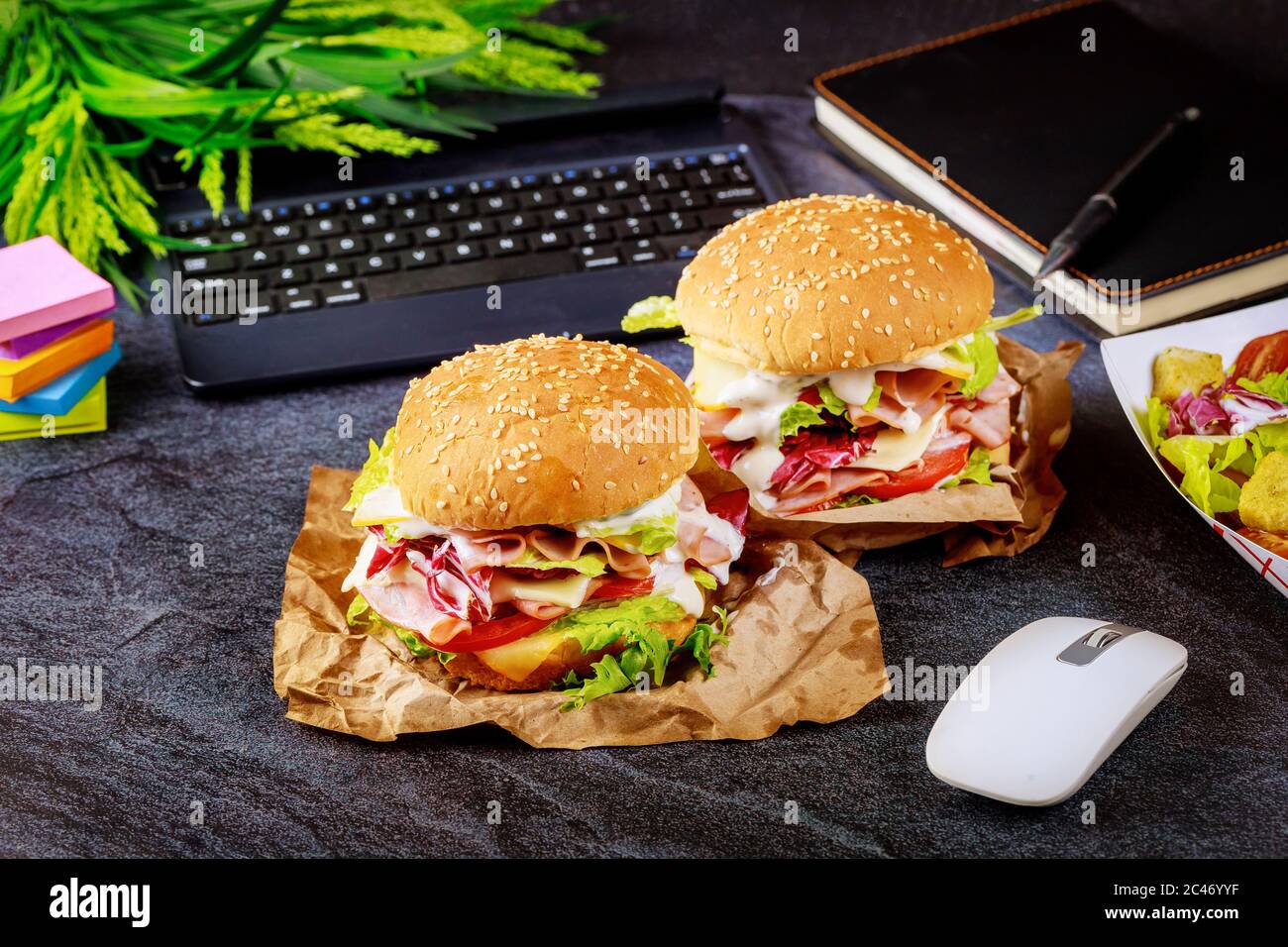 Konzept „Work from Home“. Gesunde Mittagspause bestellen. Stockfoto