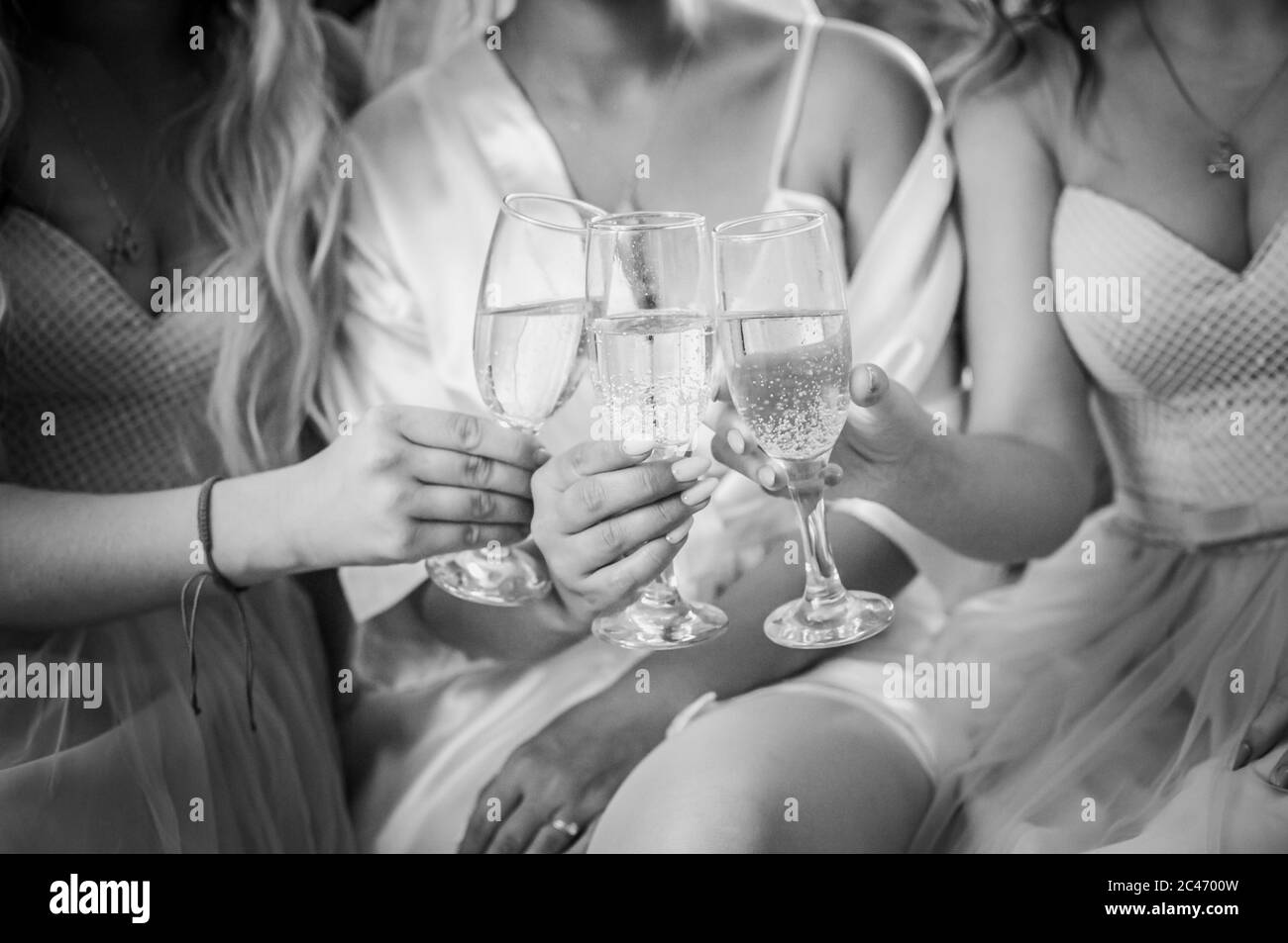 Mädchen klirren mit Gläsern Champagner Stockfoto