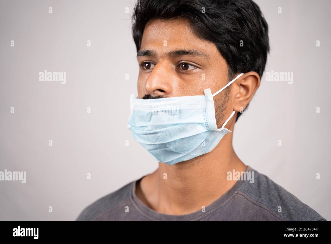 Junger Mann trägt medizinische Maske unter der Nase - Konzept zeigt die unsachgemäße Art der Verwendung von Gesichtsmasken während Coronavirus oder covid-19 Krise. Stockfoto