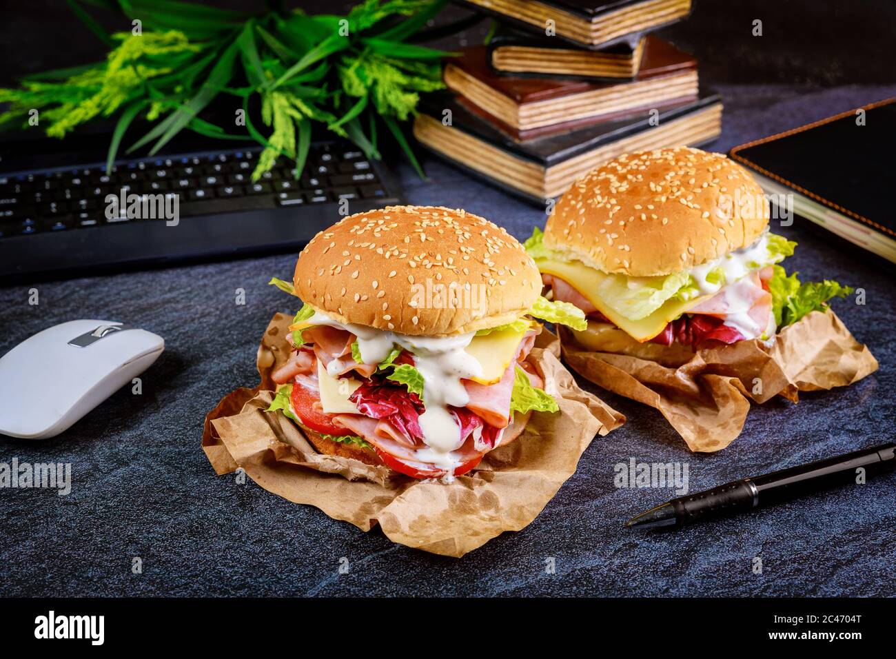 Bestellung von Fast Food Mittagessen. Learning from Home Konzept. Stockfoto